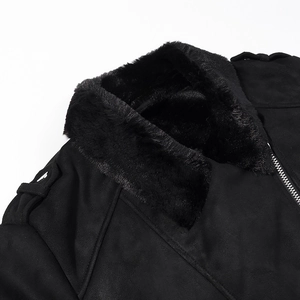 Detail einer schwarzen Streetstyle-Jacke mit dickem Kunstpelzkragen und Schulterriemen