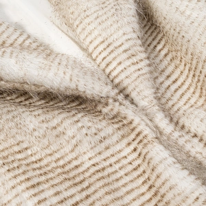 Détail macro de la texture de fourrure synthétique avec rayures brunes élégantes