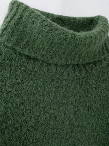 Macro di maglione in maglia verde foresta con trama in lana spazzolata e collo alto