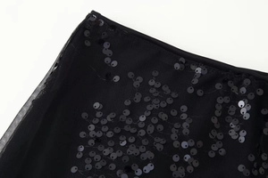 Détail de tissu en tulle noir avec sequins brillants et finitions de couture soignées