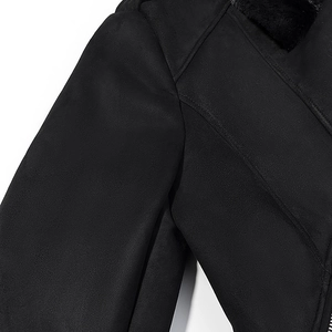 Detail einer schwarzen Wildlederimitat-Jacke mit Pelzkragen und sauberen Nähten