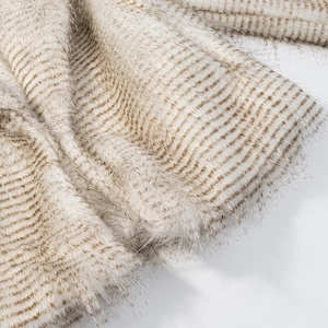 Détail macro de la texture de fourrure synthétique rayée beige et marron foncé