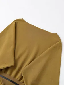 Dettaglio top in maglia giallo senape con scollo a barca e trama a costine sottili