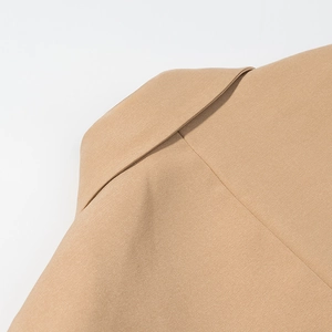 Manteau long camel pour femme avec détails structurés à l'épaule et au revers