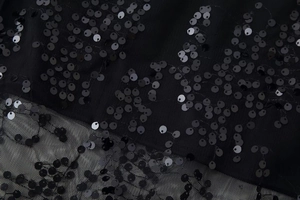 Détail macro de tissu en tulle noir avec broderie de paillettes pour robe de soirée