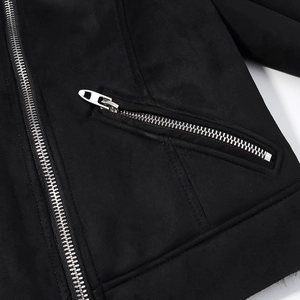 Detailansicht der schwarzen Wildlederimitat-Bikerjacke mit silbernen Reißverschlüssen