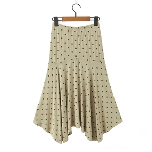 Détail d'une jupe mi-longue à pois avec taille élastique et ourlet asymétrique