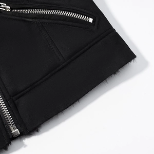 Detailaufnahme der schwarzen Wildlederjacke mit silbernem Reißverschluss und warmem Pelzfutter
