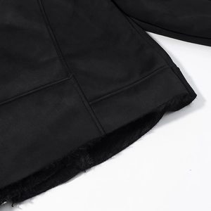 Detail der schwarzen Wildlederimitat-Jacke mit dickem Plüschfutter und verstärkten Nähten