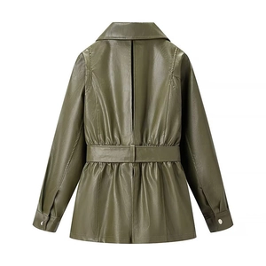 Vue arrière d'une veste en similicuir vert olive avec ceinture et fente au dos