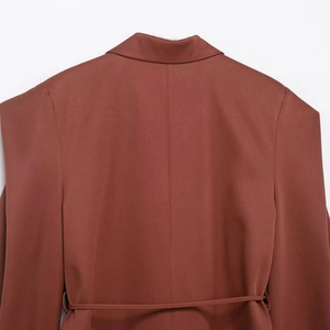 Rückansicht eines rostrote Blazer im Streetstyle mit Taillengürtel und feiner Schneiderkunst