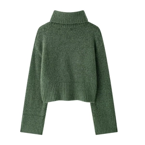 Dettaglio maglione dolcevita verde scuro con polsini a coste e trama in maglia spessa