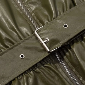 Détail d'une veste en cuir vert avec ceinture à boucle argentée et finitions soignées