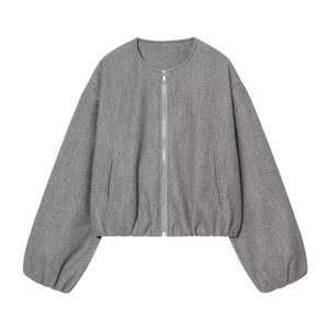 Gros plan du bomber gris en mélange de laine avec fermeture éclair en métal et texture