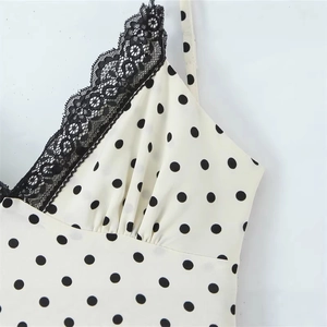 Abito a pois bianco crema con delicato pizzo nero e spalline sottili da donna