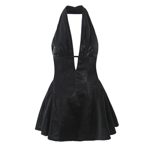 Mini abito nero sexy con scollo all'americana e profondo scollo a V e gonna a pieghe