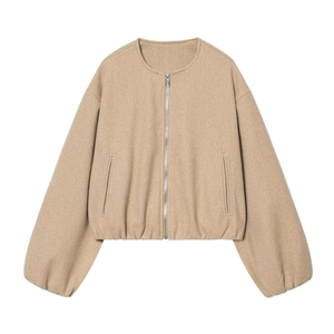 Détail du blouson bomber beige avoine avec zip métallique et tissu en laine mélangée