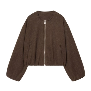 Détail de la veste aviateur marron foncé avec fermeture éclair en métal et finitions côtelées