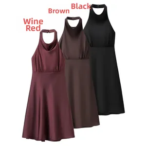 Détails de mini robes dos nu en satin proposées en bordeaux, marron et noir classique