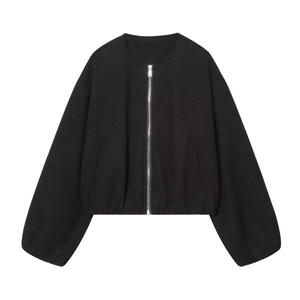 Détail de la veste aviateur noire avec fermeture éclair argentée et finitions côtelées
