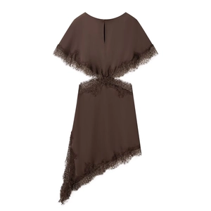 Detail eines dunkelbraunen Satin-Kleides mit seitlichen Cut-outs und feiner Spitzenstickerei