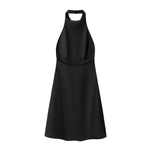 Vue détaillée de la texture en satin noir lisse et du design dos nu de la robe de soirée
