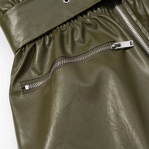 Veste en similicuir vert armée avec taille élastique et détails de fermeture éclair
