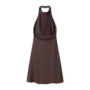 Vue détaillée de la robe en satin marron foncé avec dos nu et col montant plissé élégant