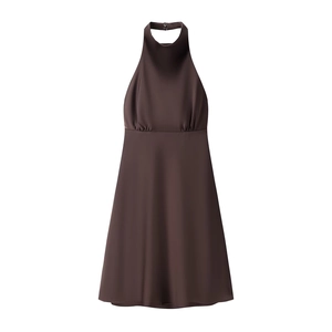 Détail d'une robe dos nu en satin marron foncé élégante avec texture soyeuse et bouton