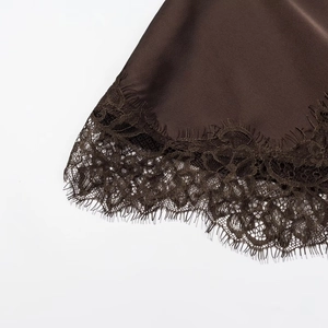 Detailansicht aus dunkelbraunem Satin mit passendem Wimpernspitzenbesatz am Kleid