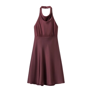 Détail de la robe licou en satin bordeaux avec col bénitier et texture soyeuse drapée