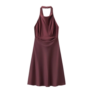 Détails des plis à la taille et de la texture satinée d'une robe licou rouge vin