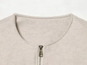 Détail du col rond et de la fermeture éclair métallique sur le blouson en laine mélangée