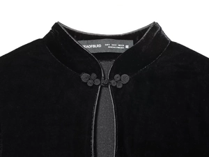 Detailaufnahme von schwarzem Samt-Cheongsam-Kragen mit traditionellen Posamentenverschlüssen