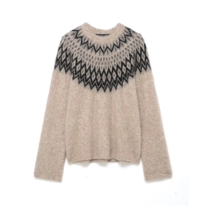Dettaglio di un morbido maglione in mohair beige con motivo jacquard geometrico vintage