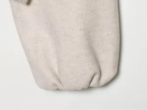 Détail de la manche d'un blouson aviateur couleur avoine en tissu tricoté épais