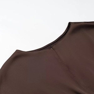 Detail von Seidensatin-Kleid Ausschnitt und Schulter in Schokobraun mit Perlglanz