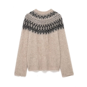 Dettaglio maglione color avena con motivo Fair Isle e texture morbida effetto mohair