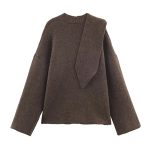 Texture de maille marron avec col écharpe asymétrique élégant et style minimaliste