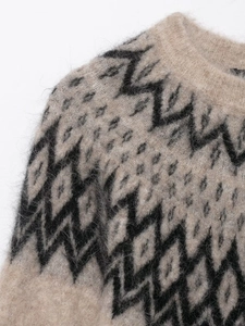 Dettaglio maglione in maglia jacquard con motivi neri e consistenza morbida in mohair
