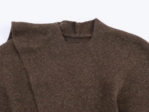 Gros plan sur la texture en maille marron épaisse et les détails du col du pull-over