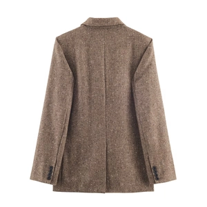 Vue détaillée du dos d'un blazer marron à chevrons avec boutons aux manches et texture