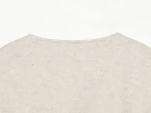 Détail de l'encolure et des coutures de précision sur cette veste bomber en laine grise