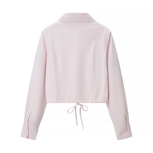 Chemise courte rose clair à manches longues avec col à revers et nœud de vue arrière