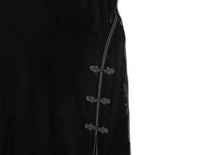 Detailansicht der traditionellen Pankou-Knöpfe und Seitenschlitz am schwarzen Samt-Qipao