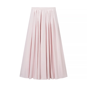 Jupe longue plissée élégante rose clair à taille haute avec une silhouette en mousseline