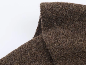 Détail de la maille tricotée marron foncé avec texture douce en mélange de laine fine