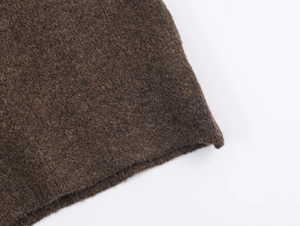 Gros plan sur la texture en maille d'hiver marron foncé avec fibres de polaire