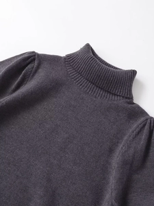 Detailaufnahme von dunkelgrauem Strick-Rollkragenpullover mit Puffärmel-Struktur und feinen Nähten