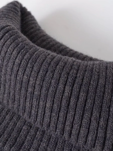 Detailaufnahme der dunkelgrauen Rippstrick-Struktur bei diesem modischen Strickpullover